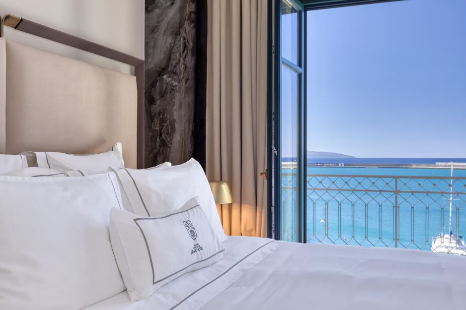 LUXURY ROOMS 10 Deluxe-Sea-View01